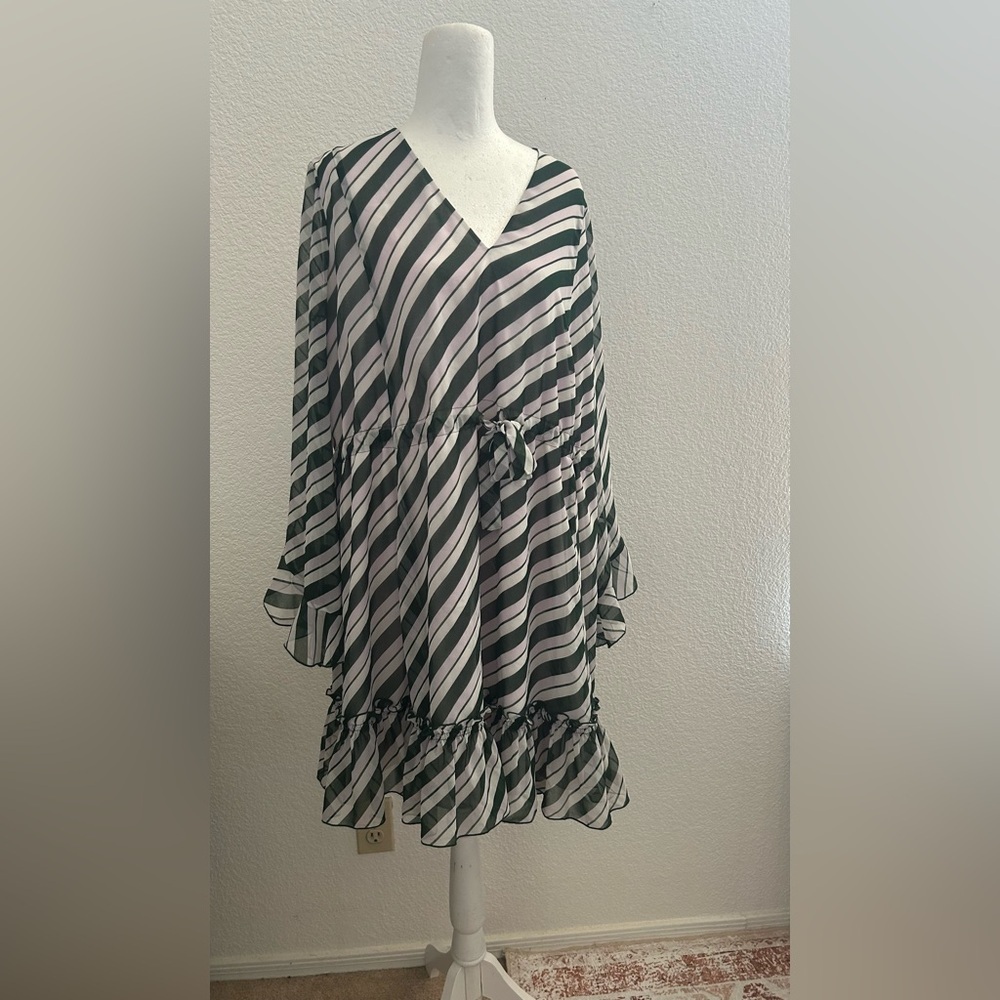 Diane Von Furstenberg Black and White Striped Long Sleeve has a small detail